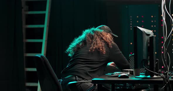 Hacker Realizes That He Has Been Tracked By the Security Services He Packs the Disks alt