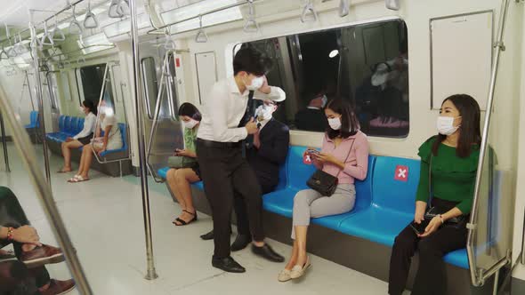 Woman Stops Man From Sitting Next to Her on Train for Social Distancing alt