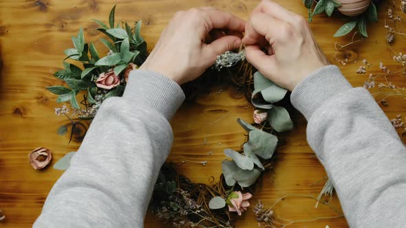 Hands Makes DIY Spring Floral Wreath alt