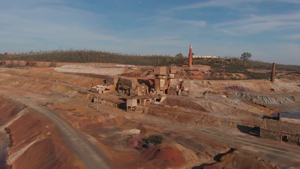 Rotating view of the São Domingos mine after its been abandoned and its factory is in ruins. alt