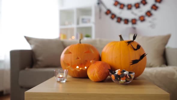 Jack-o-lantern and Halloween Decorations at Home 15 alt