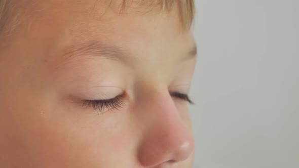 Beautiful Child Looking at the Camera alt