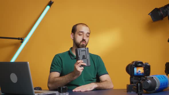 Showing v Mount Battery to Camera alt