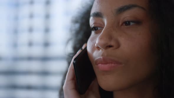 Focused African American Manager Woman Talking Business on Smartphone in Office alt