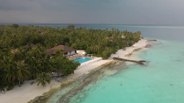 Incredible view of the beautiful Maldiveswith green trees, white sand and turquoise water, where ho alt