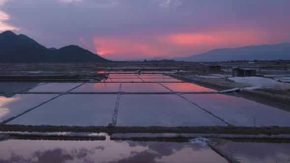 Beautiful reflection of clouds and sky in the stagnant water of natural salt fields at Phan Rang, Vi alt