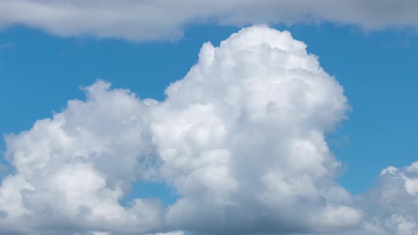 Fluffy White Clouds Moving Fast in Time-lapse. Daylight, Cloudy Heaven Background. Timelapse of alt