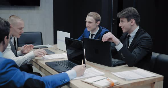 Young Businessmen are Conversation in the Office alt