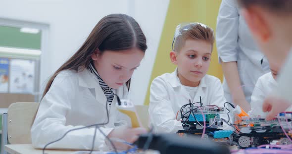 Girl Paints Using 3D Pen Melted Plastic is Extruded Out of the Pen alt