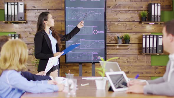 Young Business Woman in Suit Having a Successful Presentation alt