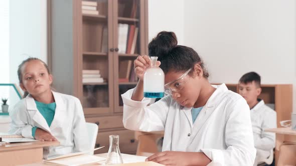 Schoolchildren in Science Class alt