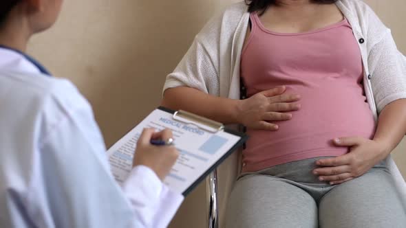 Pregnant Woman and Gynecologist Doctor at Hospital alt