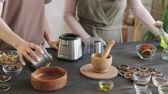 Making Scrub From Grinded Coffee Beans alt