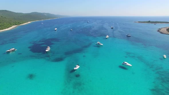 Flying over pleasure boats in a nautical paradise alt