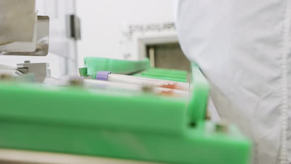 Automated manufacturing of Covid-19 test tubes in a clean room alt