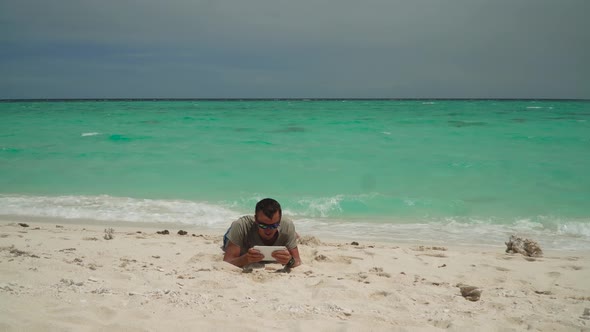 Man Tablet Tropical Beach alt