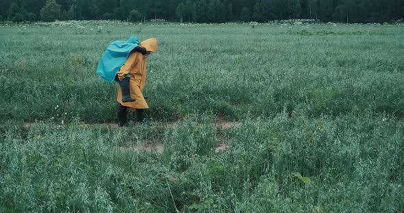 Man Engaged in Hiking Carries a Friend Who Has Suffered a Leg Injury on His Back alt