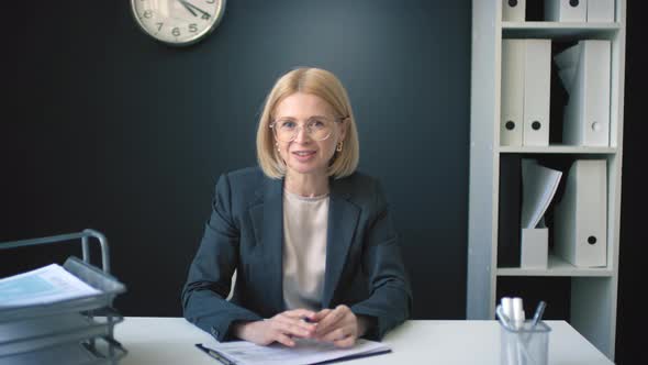 Female Employer Speaking To Candidate alt