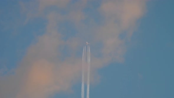 Airliner Flying High alt