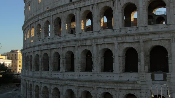 The ancient Colosseum in Rome alt