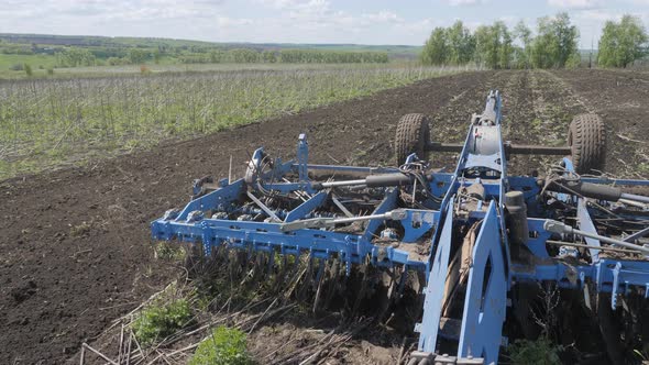 Disking the soil. Short disc harrow. alt