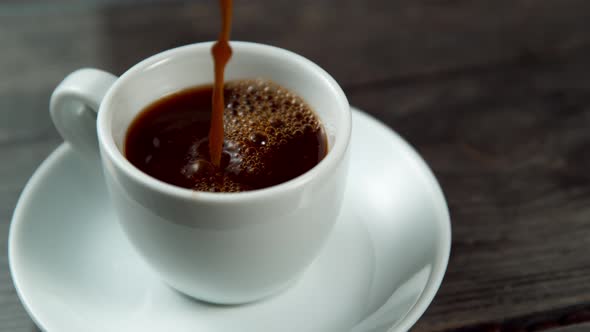 Pouring Coffee in Super Slowmotion alt