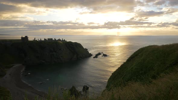 The Dunnottar Castle and the North Sea at sunrise alt