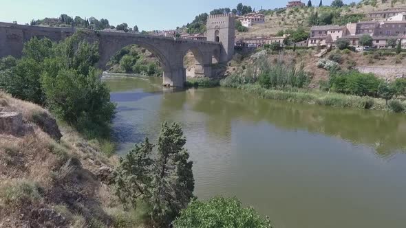 Puente San Martín en Toledo, España y su río Tajo. Drone alt
