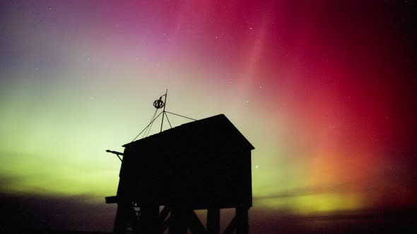 northern lights (aurora borealis) at the shipwreck shelter on the dutch island of Terschelling alt