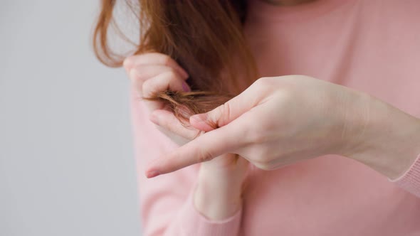 Close Up of a Woman Hands with Hair Problems alt
