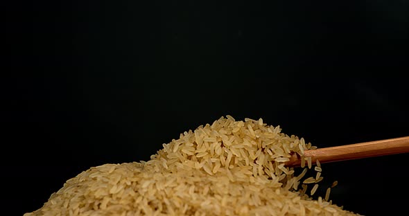 Rice falling against Black Background, Slow motion 4K alt
