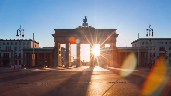 Night to Day Time Lapse of Sunrise behind the Brandenburg Gate , Berlin, Germany alt