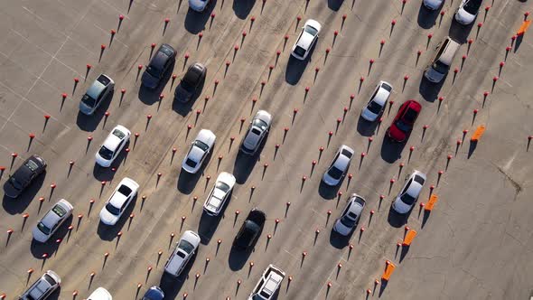 Aerial shot of cars at a testing site to receive the Coronavirus vaccine alt