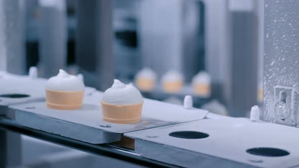 Ice Cream Automatic Production Line - Conveyor Belt with Icecream Cones