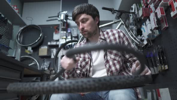 Replacing a Bicycle Tube and Tire in a Bicycle Shop alt
