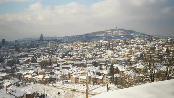 Panoramic overview of Sarajevo filled with snow alt
