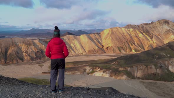A Girl Looks at the Beautiful Landscape Landmannalaugar Nature l alt