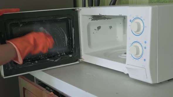 Cleaning a Microwave with Vinegar alt