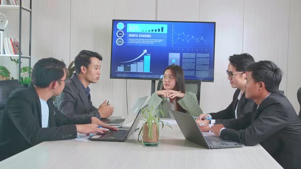 Young Asian Businesswoman Leader Meeting With Team In Meeting Room. They Share Opinions alt