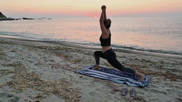 Yoga on the beach alt