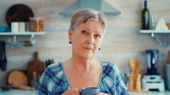 Winkled Woman Smiling alt