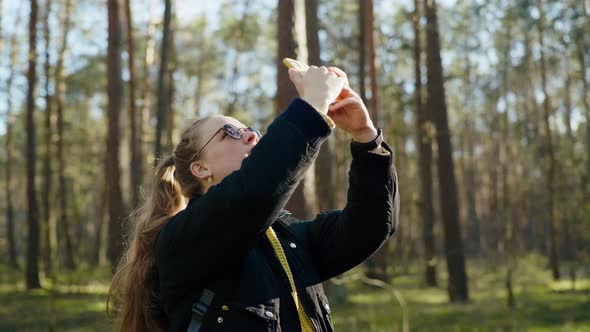 the Girl Got Lost in the Forest and is Looking for a Mobile Connection alt