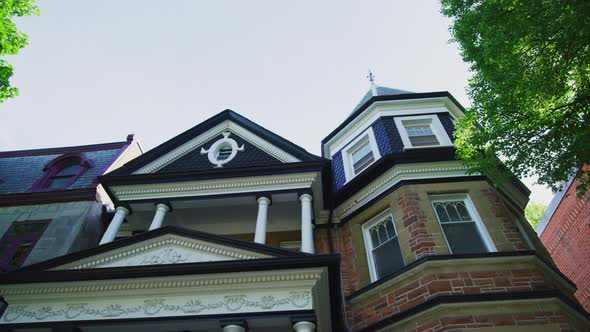 House with pediments alt