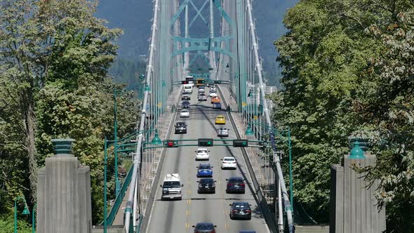 Vancouver City - Lions Gate Bridge - Summer Traffic alt