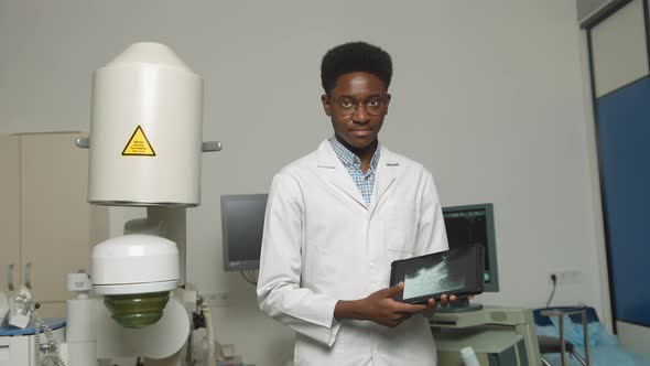 Doctor Holding Digital Tablet Pc alt