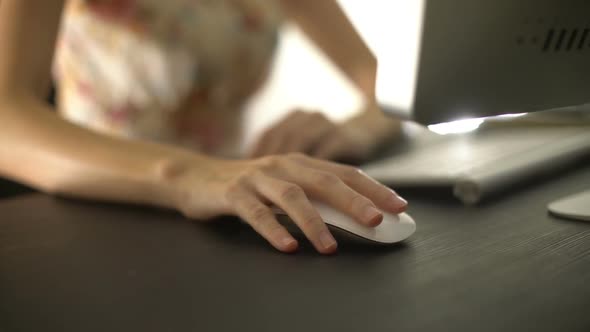 Female Use Computer Mouse alt