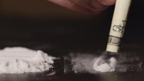DRUGS: Man inhales a heroin via US dollar