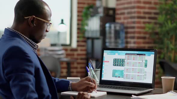 Financial Analyst Following Real Time Stock Market Exchange alt