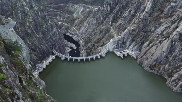 Impressive hydro, Aldeadavila Dam is shared between Spain and Portugal alt