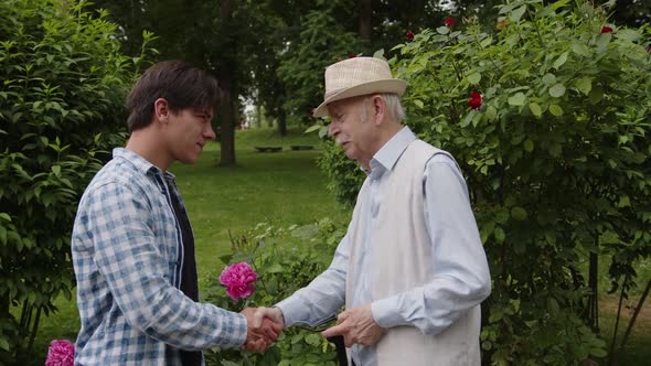 The Grandson Who Came From Abroad is Happy to Meet His Grandfather alt